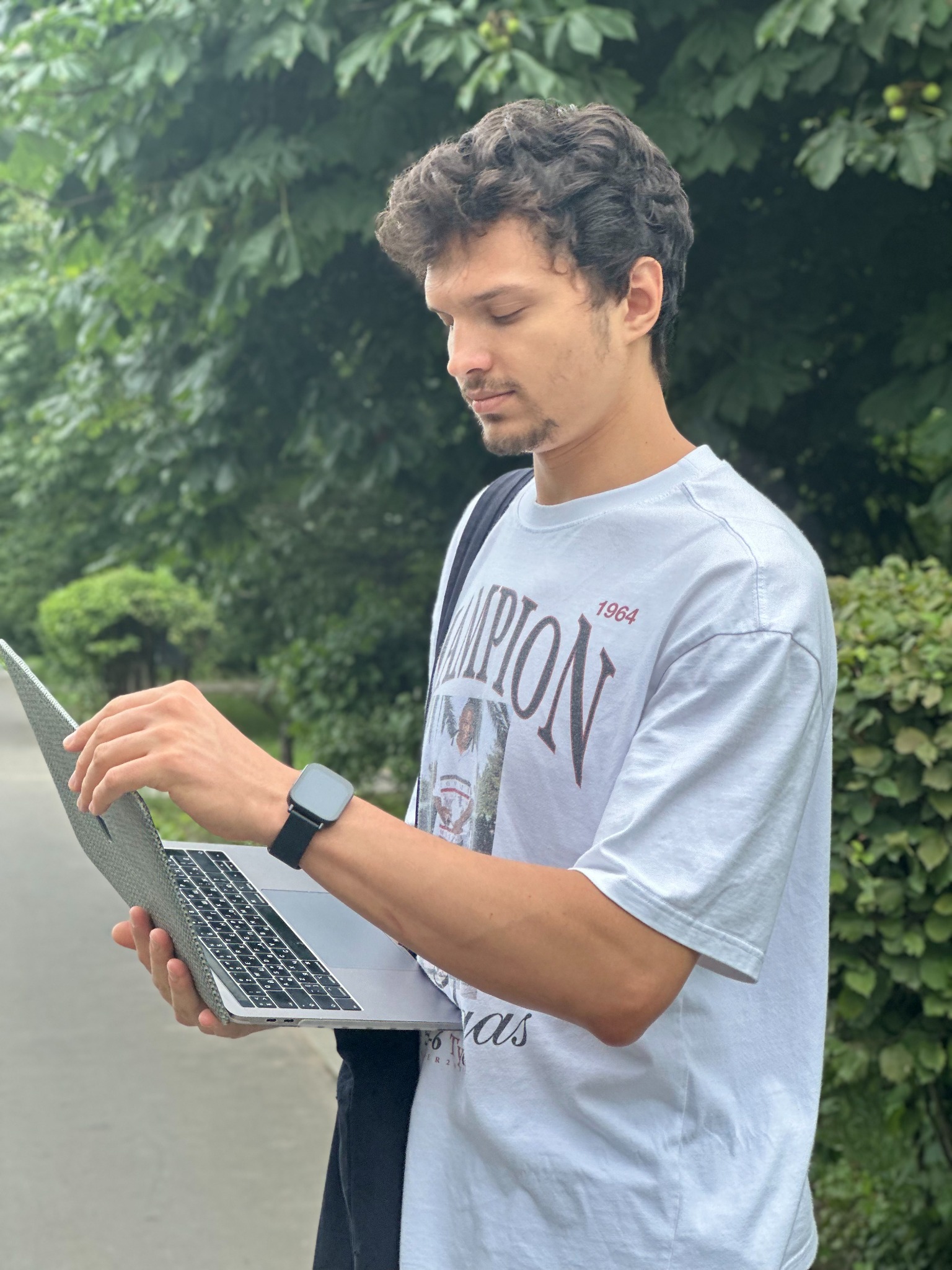 Даниил Каблов, Green Light Team, за работой с ноутбуком